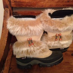 Women's arctic sow boots new condition. Runs big